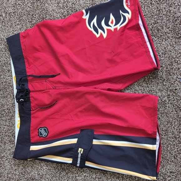 Quiksilver NHL Calgary Flames Board Shorts Men's Size 38 NEW - Picture 2 of 6